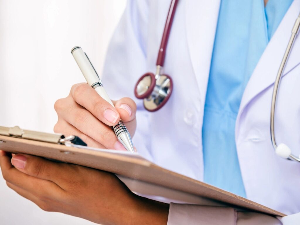 Arzt im Praxisalltag - bestens vorbereitet für den Notfall, dank regelmäßiger Fortbildung